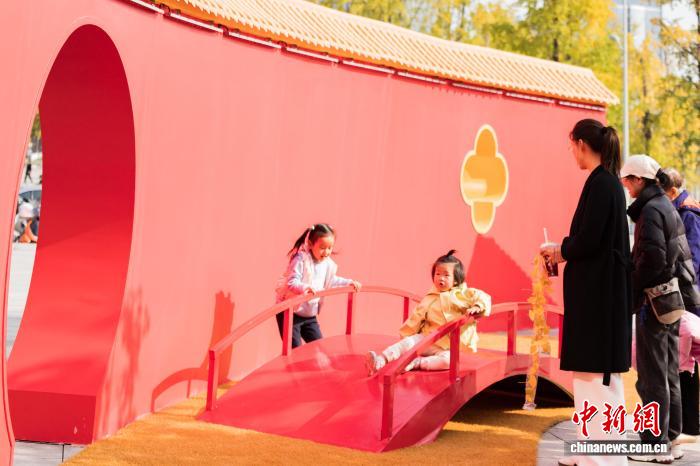 中國(guó)伝統(tǒng)建築を模した「紅壁」が広場(chǎng)に出現(xiàn)　重慶