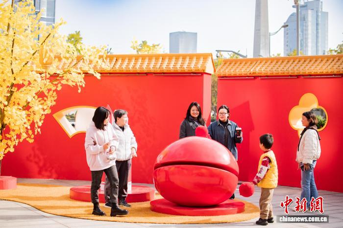 中國伝統(tǒng)建築を模した「紅壁」が広場に出現(xiàn)　重慶