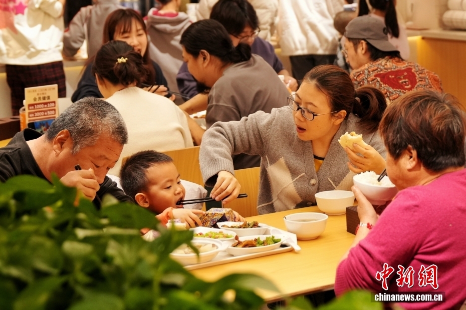 政府機(jī)関の食堂で食事を楽しむ北京市民