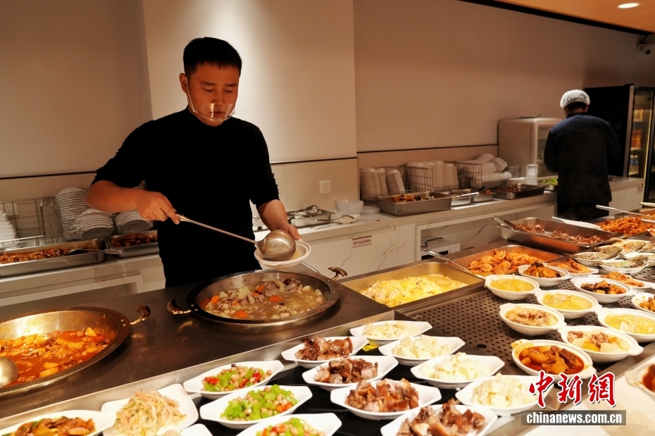 政府機(jī)関の食堂で食事を楽しむ北京市民