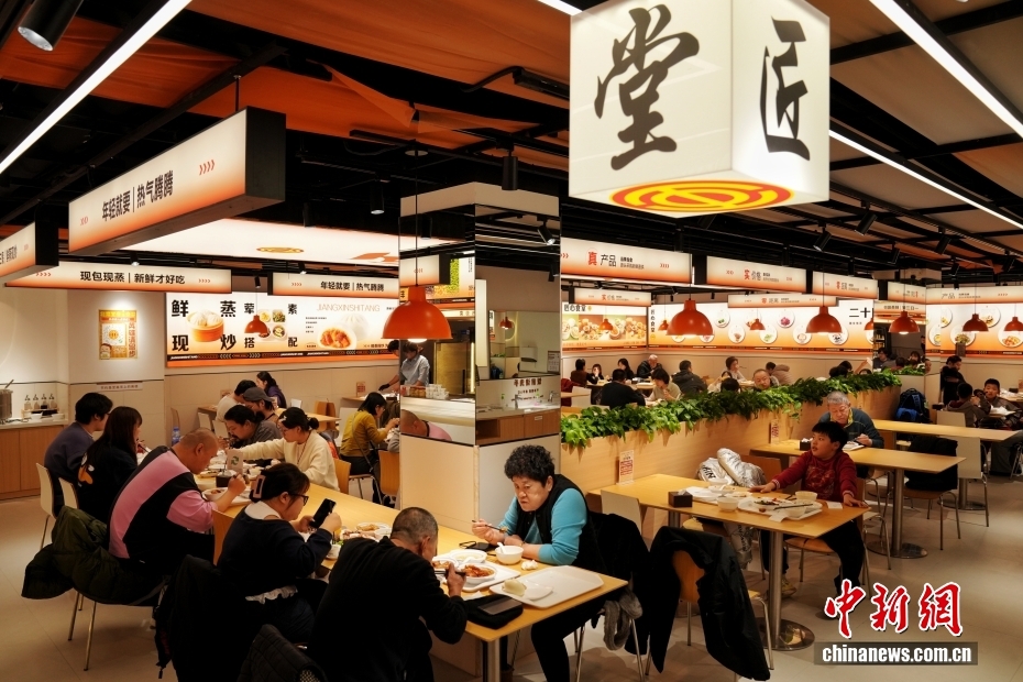 政府機(jī)関の食堂で食事を楽しむ北京市民