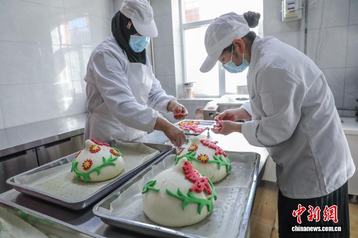 伝統菓子で村民を豊かに　青海省西寧