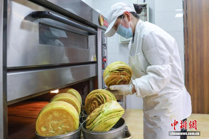 伝統(tǒng)菓子で村民を豊かに　青海省西寧