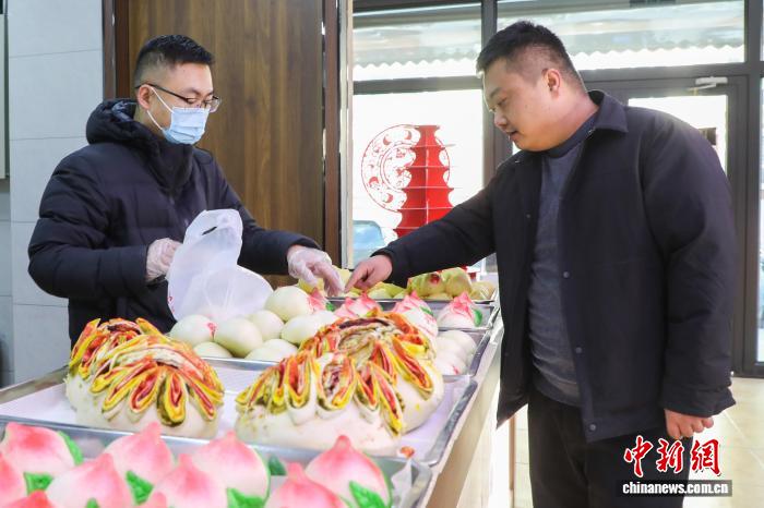 伝統(tǒng)菓子で村民を豊かに　青海省西寧