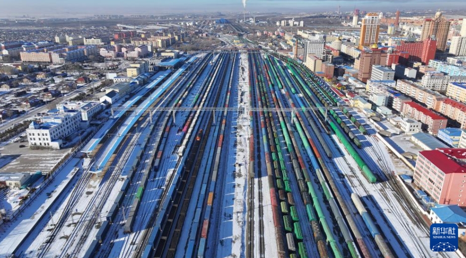 満州里駅で出発の準(zhǔn)備を整える國(guó)際定期貨物列車「中歐班列」（11月27日、ドローンによる撮影?黃旭）