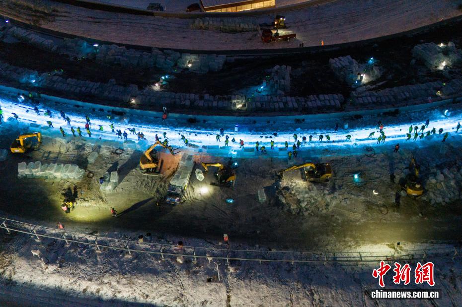 建設(shè)が進む哈爾浜氷雪大世界の「スーパーアイススライダー」　黒竜江省