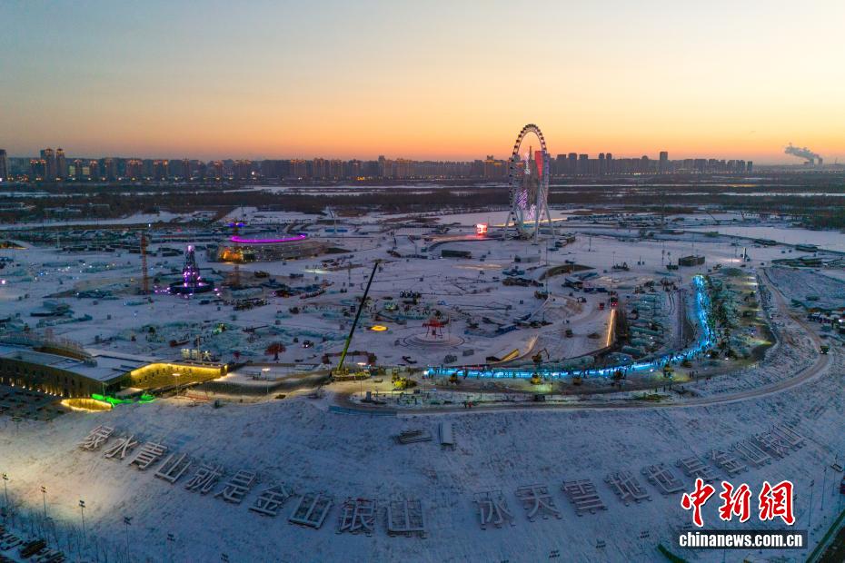 建設(shè)が進(jìn)む哈爾浜氷雪大世界の「スーパーアイススライダー」　黒竜江省