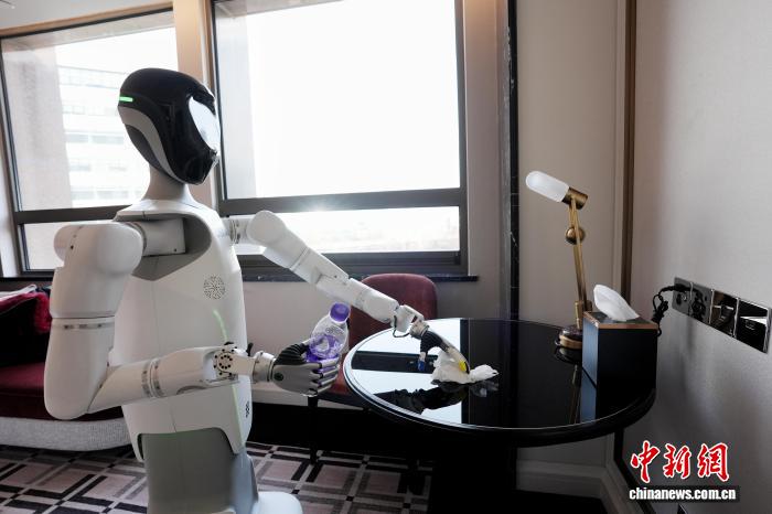 11月29日、第1回北京スマートホテルロボット「揭榜掛帥」応用大會(huì)が北京?亦荘で行われた。寫真は客室を清掃するロボット。撮影?張祥毅