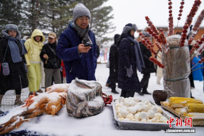 黒竜江省鉄力市の透竜景勝地で、観光客の注目を集めた市場(chǎng)の「冷凍」食品（11月29日撮影?趙宇航）。