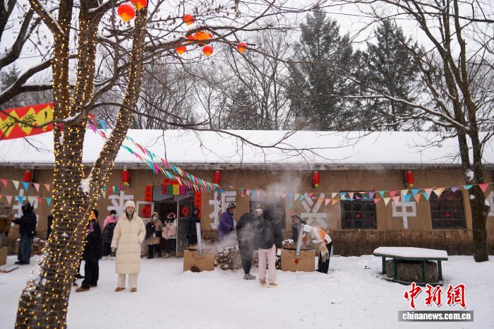 黒竜江省鉄力市の透竜景勝地に復(fù)元された1960年代から70年代の林業(yè)労働者が生活していた家屋（11月29日撮影?趙宇航）。