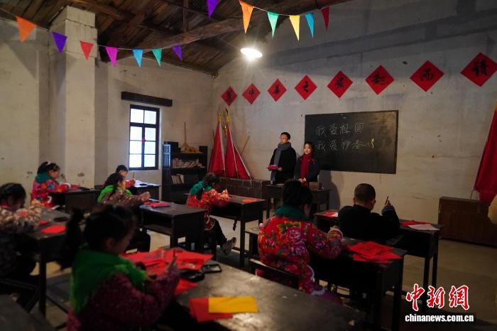 黒竜江省鉄力市の透竜景勝地の1960年代から70年代の同エリアの學(xué)校を復(fù)元した教室で、當(dāng)時(shí)の授業(yè)を體験する子供たち（11月29日撮影?趙宇航）。