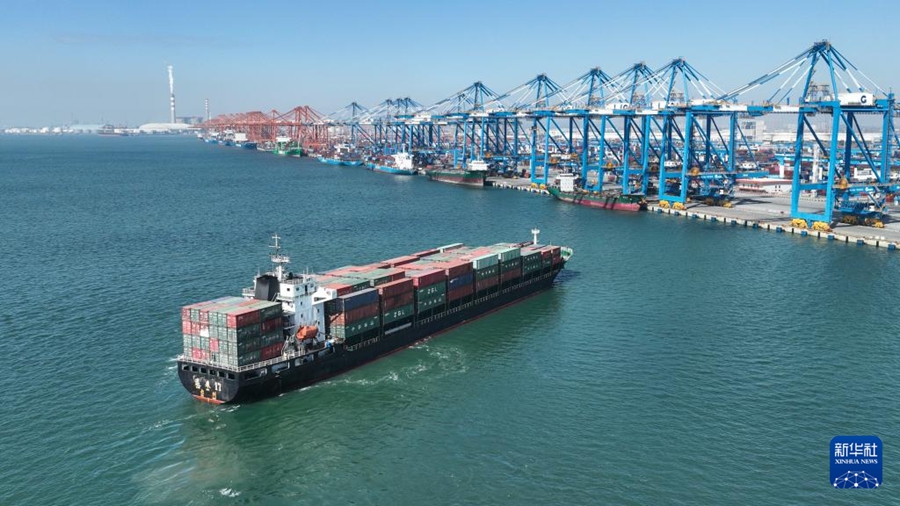 欽州港埠頭へ向かって航行する國(guó)際貨物船（11月29日、ドローンによる撮影?張愛林）。