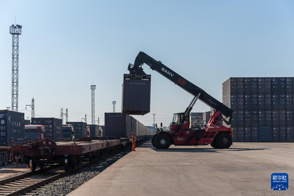 ラオスの首都ビエンチャンの中國ラオス鉄道ビエンチャン南駅で、コンテナを吊り上げる様子（11月29日撮影?凱喬）。