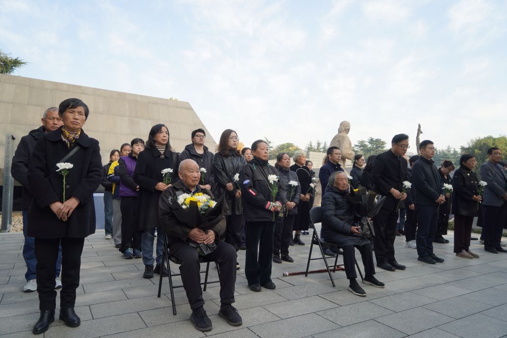 家族と共に南京大虐殺犠牲者の慰霊祭に參加する南京大虐殺の生存者?夏淑琴さんと劉民生さん（11月30日撮影?劉臻睿）。
