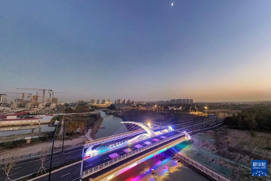 旋回式可動(dòng)橋「三灶港橋」（11月28日、ドローンによるパノラマ撮影?王翔）。