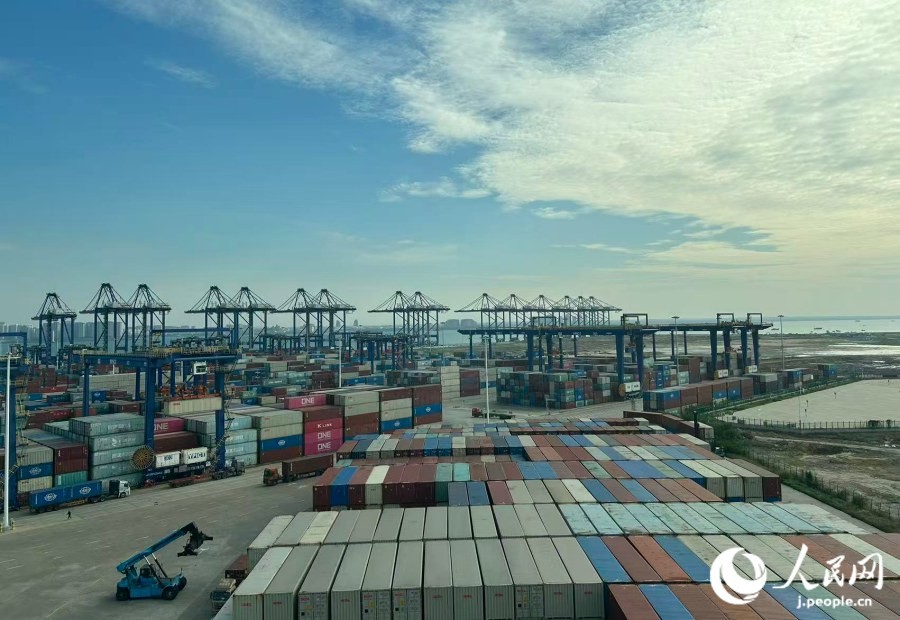 洋浦國(guó)際コンテナターミナルに積み上げられたコンテナ（撮影?玄番登史江）。