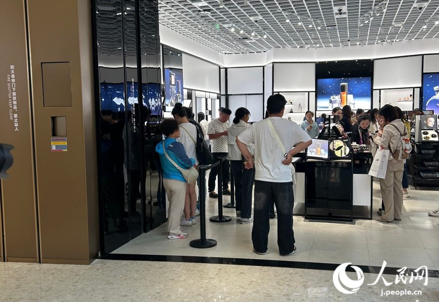 三亜國際免稅城で買い物を楽しむ人々（撮影?玄番登史江）。