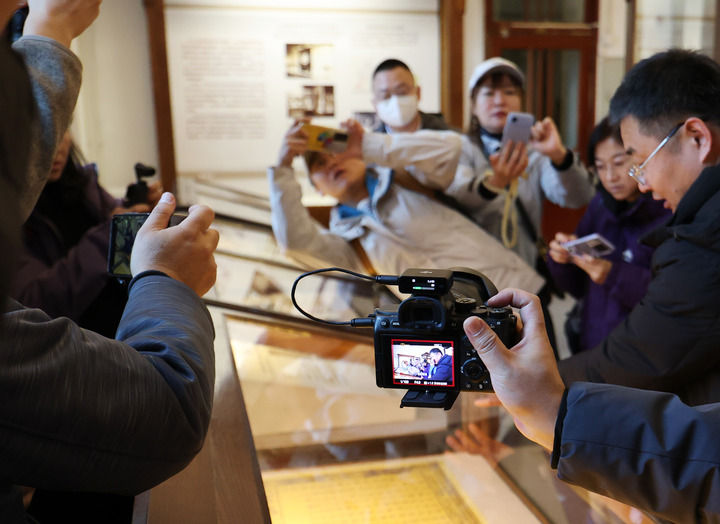 遼寧省大連市の旅順博物館で、メディア関係者が撮影した「明諭琉球國勅（複製）」（11月28日撮影?李鋼）。