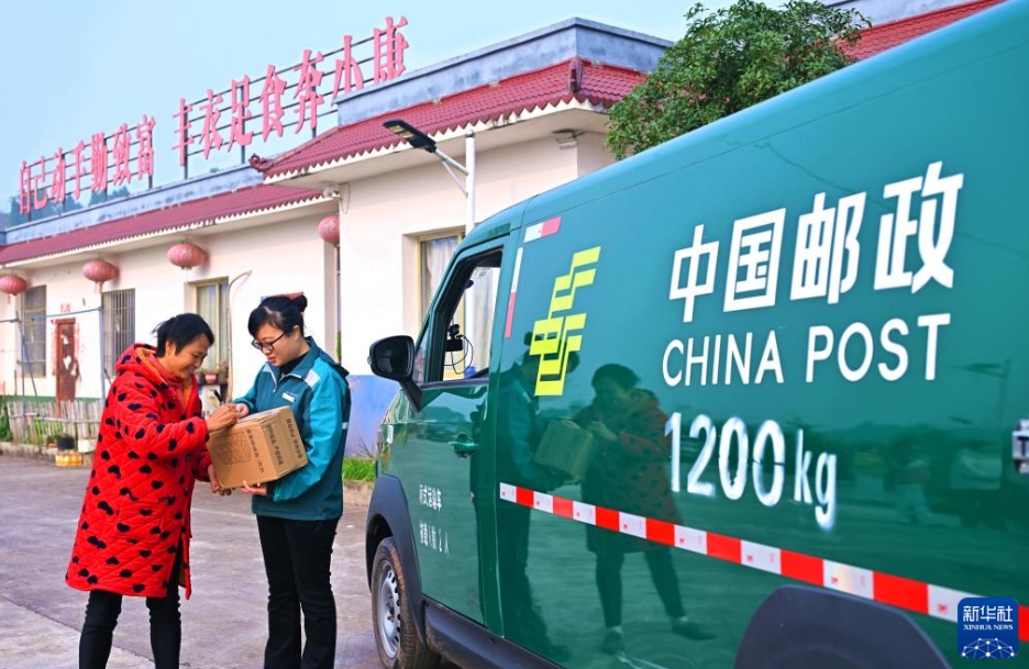 四川省眉山市仁壽県珠嘉鎮(zhèn)三渓社區(qū)（コミュニティ）で、住宅まで荷物を配達する宅配員（12月1日撮影?潘帥）。