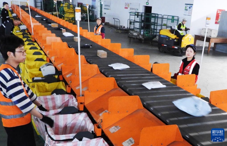 中國の年間宅配業(yè)務(wù)量が初の1800億件を突破