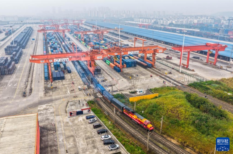 重慶団結村中心駅から定刻通りに出発した、重慶—ブダペスト間の全區(qū)間を定時運行する「中歐班列」（11月30日、ドローンによる撮影?唐奕）。