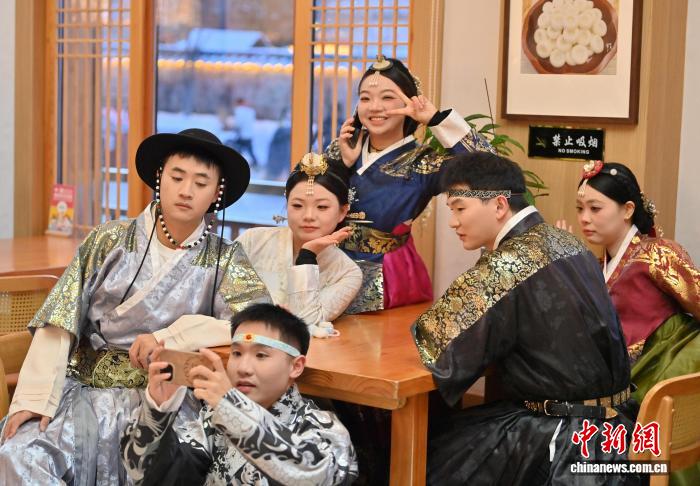 朝鮮族の伝統(tǒng)衣裝を著て寫真撮影が人気に　吉林省延吉