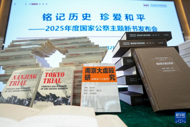 12月2日に開催されたイベントで展示された書籍（撮影?李博）。