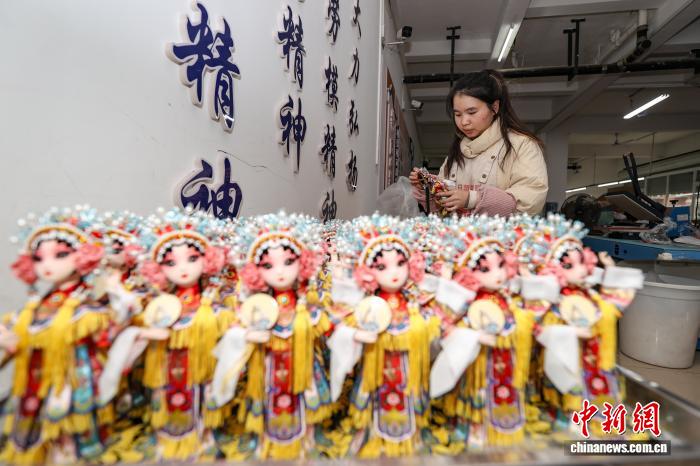 貴州省恵水県で作られている「中國版バービー人形」