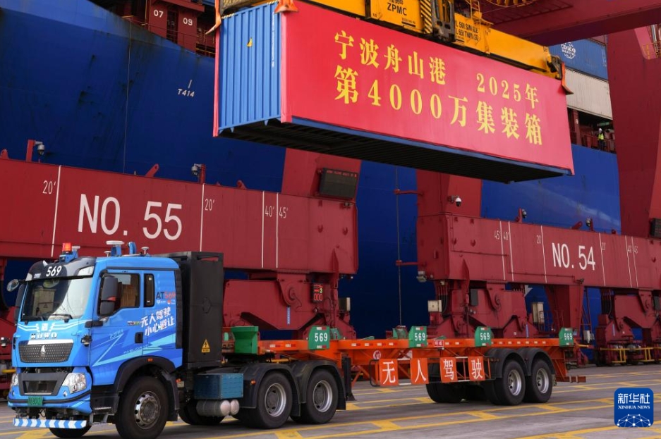 寧波舟山港?梅山港區(qū)で、吊り上げられた今年4000萬基目となったコンテナ（12月2日撮影?翁忻暘）。