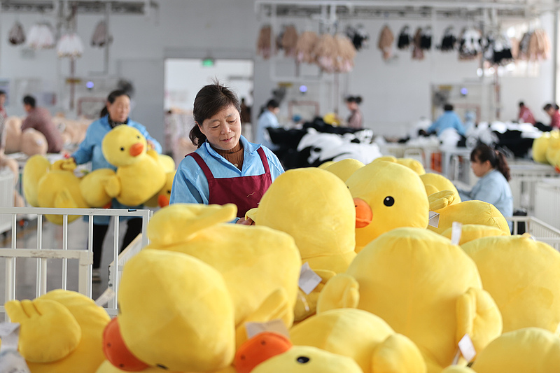 12月2日、江蘇省連雲(yún)港市贛楡區(qū)石橋鎮(zhèn)にある玩具企業(yè)で、歐米市場に輸出する玩具を生産する従業(yè)員（寫真著作権はCFP視覚中國が所有のため転載禁止）。