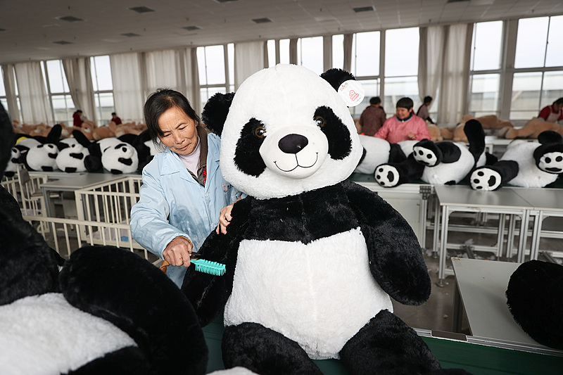 玩具輸出が新年の商機(jī)を迎え、歐米市場向け生産に勤しむ工場　江蘇省連雲(yún)港