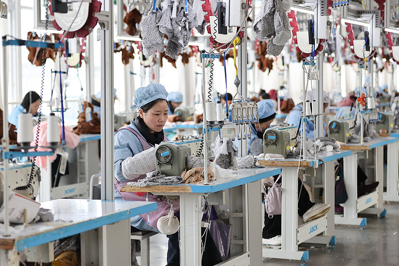 玩具輸出が新年の商機(jī)を迎え、歐米市場向け生産に勤しむ工場　江蘇省連雲(yún)港