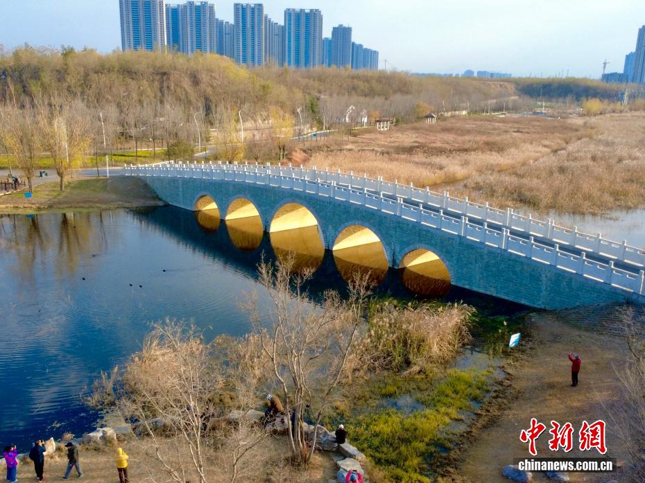 賈魯河公園の五孔橋に現(xiàn)れた「光のトンネル」の景観（撮影?范暁恒）。