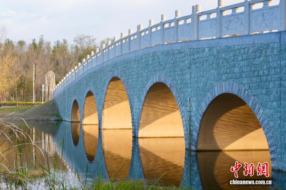 冬の鄭州に「光のトンネル」の景観現(xiàn)る　河南省