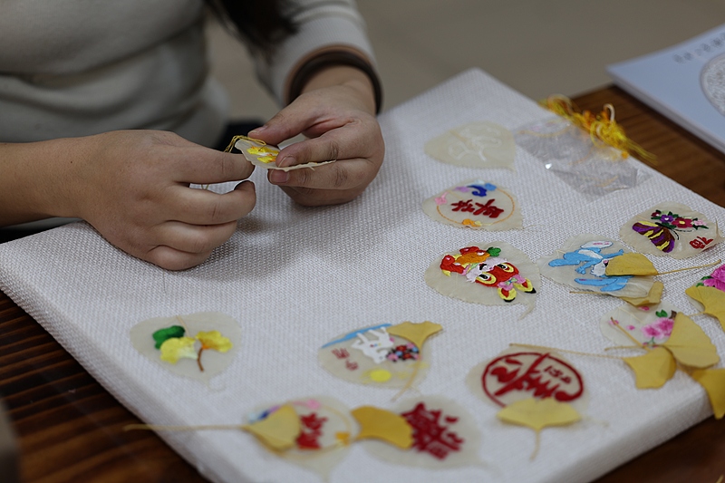 莒県浮來山の千年銀杏の落ち葉をクリエイティブグッズに仕上げる張淼さん（寫真著作権はCFP視覚中國が所有のため転載禁止）。