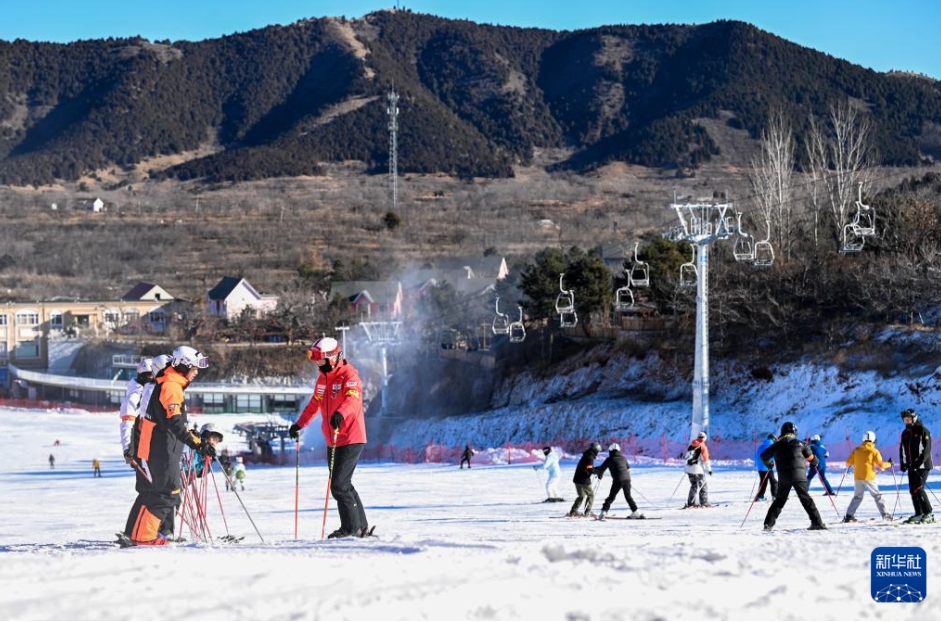 天津市薊州區(qū)にある薊州國際スキー場で、スキーを楽しむ観光客（12月2日撮影?趙子碩）。