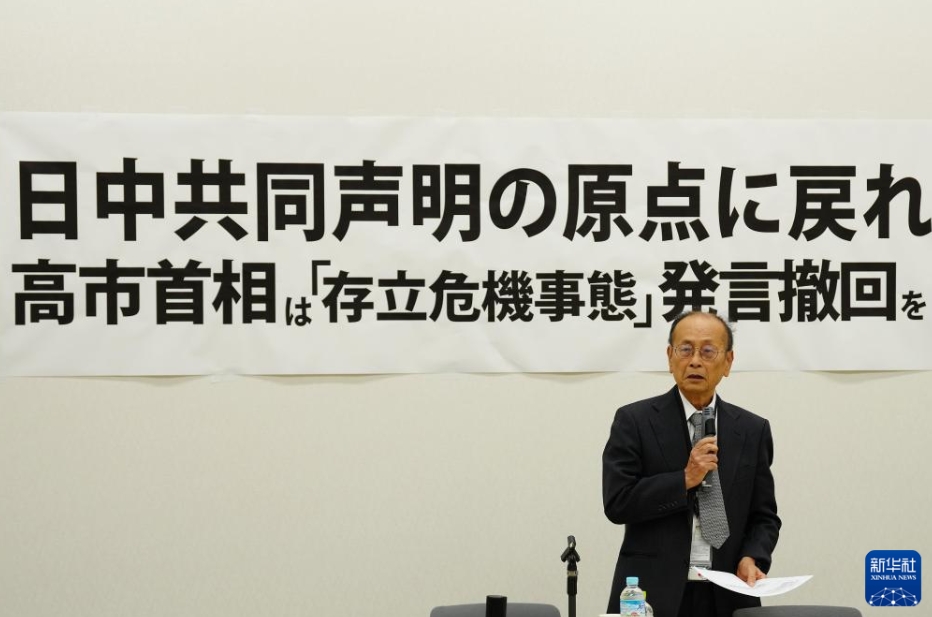 東京で行われた集會で演説する、元外交官の孫崎享氏（12月2日撮影?賈浩成）。