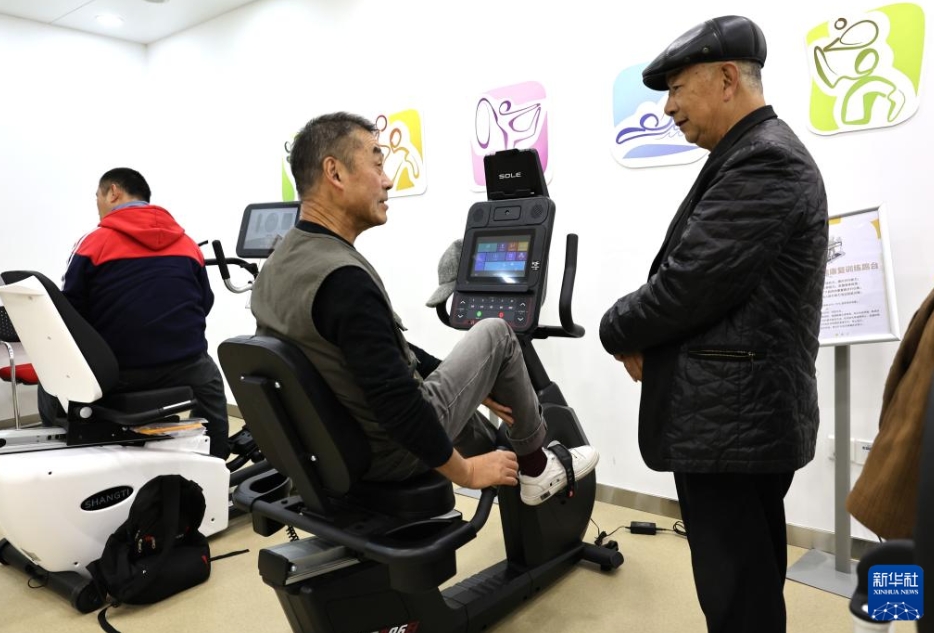 康健苑社區(qū)（コミュニティ）で、運(yùn)動(dòng)をしながら雑談を楽しむ住民（12月3日撮影?方喆）。