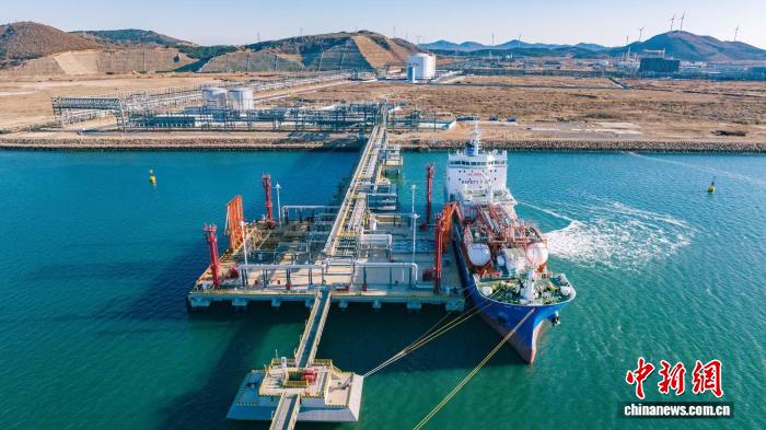 12月2日、中國(guó)初のグリーンLNG補(bǔ)給作業(yè)が大連?西中島埠頭で無(wú)事完了した。 撮影?郭煜陽(yáng)