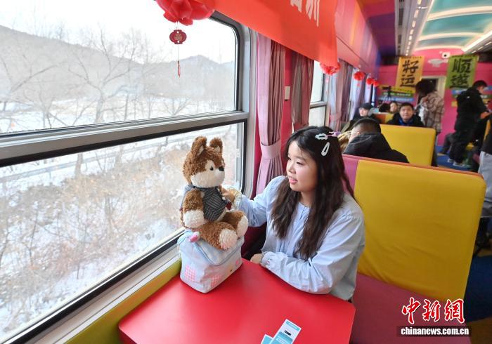 「氷雪＋民俗」をダブルテーマとする「雪國特別列車」の車內の様子（撮影?張瑤）。