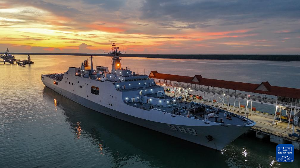 12月2日、マレーシアのクラン港に停泊する中國(guó)海軍989編隊(duì)の艦艇（ドローン撮影）。