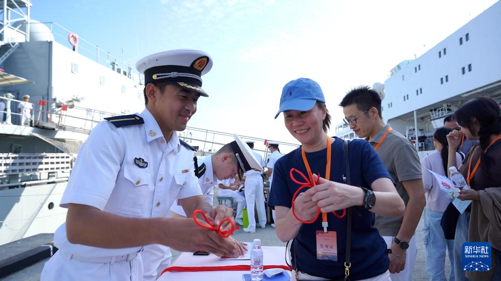 中國(guó)海軍989編隊(duì)がマレーシア友好訪問を終えてインドネシアへ