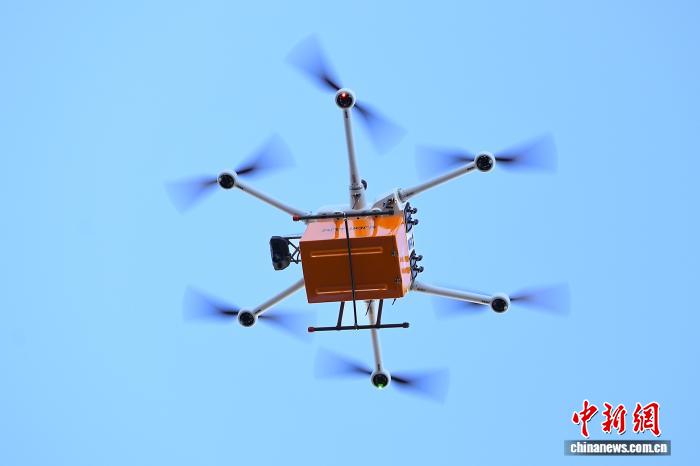 天津市浜海新區(qū)の塘沽中央血液ステーションから離陸し、天津市中央産婦人科病院浜海院區(qū)に血液製剤を屆けたドローン（12月3日撮影?佟郁）。