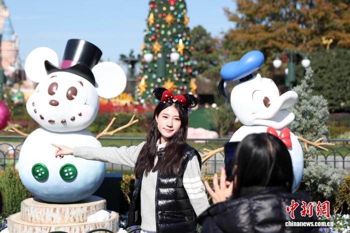 上海ディズニーランドで、記念寫真を撮影する來園客（12月4日撮影?湯彥俊）。