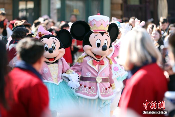 上海ディズニーのディズニー?ウィンター?フロスティバルが來(lái)園客を魅了