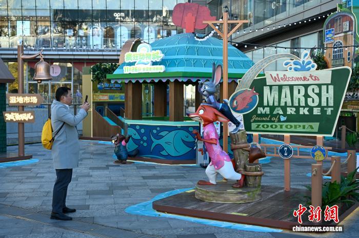 市民を魅了する「ズートピア2」のインスタレーション　雲(yún)南省昆明