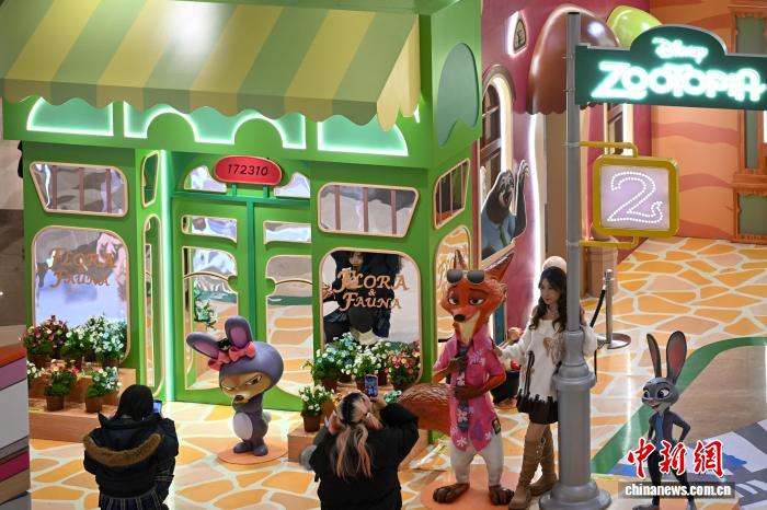 市民を魅了する「ズートピア2」のインスタレーション　雲(yún)南省昆明