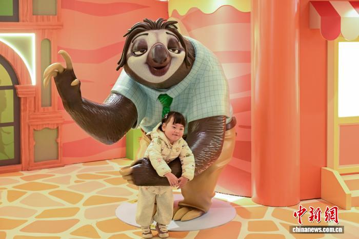 市民を魅了する「ズートピア2」のインスタレーション　雲(yún)南省昆明