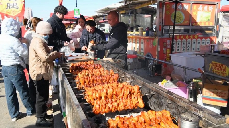 曹洼大集でグルメを買い求める観光客。