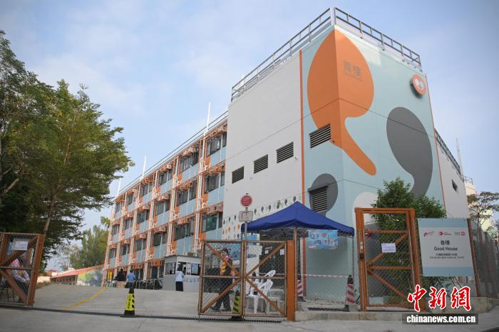 12月4日、香港特區(qū)大埔區(qū)にある過渡的に入居できる住宅「善樓」の敷地で作業(yè)を行うスタッフ?！负旮Ｔ贰工谴笠?guī)?；馂膜k生したのを受け、香港特區(qū)政府房屋局は、過渡的に入居できる住宅を活用して、宏福苑の被災住民の迅速な入居を手配。房屋局の何永賢局長によると、3日12時の時點で、累計で680世帯1613人が過渡的に入居できる住宅への入居を完了（撮影?陳永諾）。